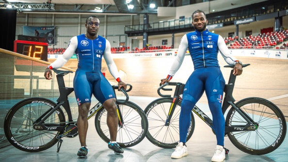 A gauche Timmy Gillion, à droite Melvin Landerneau, assis sur leur cadre de vélo à côté de la piste.