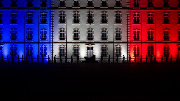 Les murs de l'EOGN éclairés des couleurs du drapeau tricolore.
