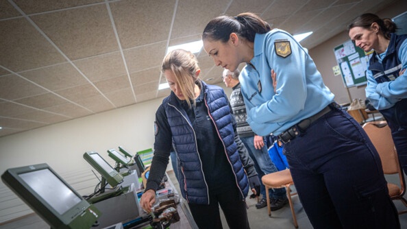 Gaelle Edon aux côtés de la Colonel Marie Laure Pezant, porte parole de la Gendarmerie.
