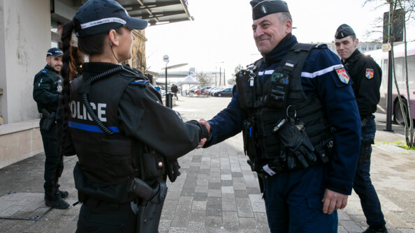 Un gendarme fran&ccedil;ais serre la main d'une agente de police luxembourgeoise