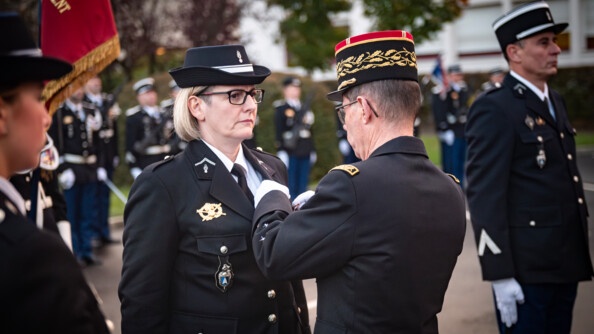Remise de médaille par le major général de la gendarmerie à une militaire de la GARM.