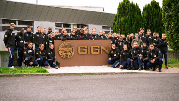 Les sportifs de haut niveau de la défense rassemblés autour de la stèle du GIGN