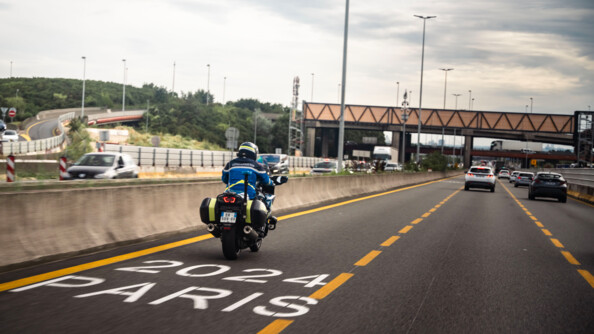Motocycliste de dos sur la voie réservée JOP.