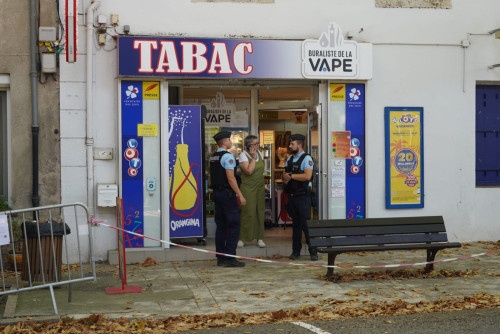 Deux gendarmes d&eacute;partementaux prennent contact avec un commer&ccedil;ant