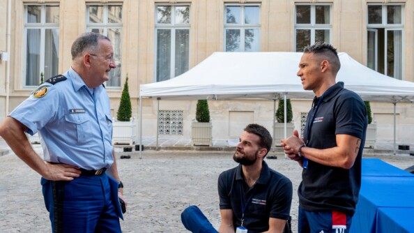 Le directeur général de la gendarmerie nationale, le général d'armée Christian Rodriguez, échange avec deux sportifs de haut niveau de la Défense - gendarmerie.