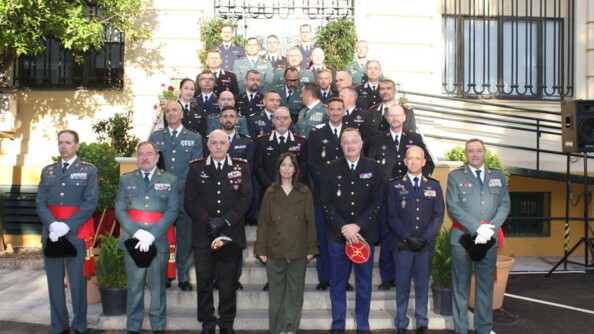 Les autorités des quatre gendarmeries fondatrices de l’association internationale FIEP (France, Italie, Espagne, Portugal) posent en tenue devant un bâtiment, réparties en six rangées.