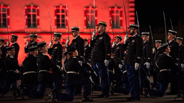 Les officiers de gendarmerie parrains au présentez sabre, devant leurs filleuls à genoux