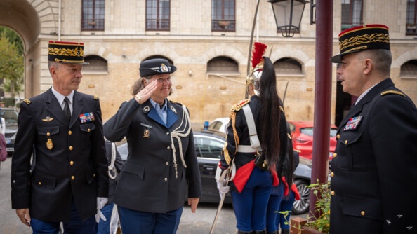 La commandante de la KMar (Royal Netherlands Marechaussee) salue un haut grad&eacute; de la gendarmerie nationale dans une cour.