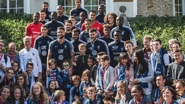 Du Bleu dans les Yeux : photo de groupe avec l'&eacute;quipe de France de football