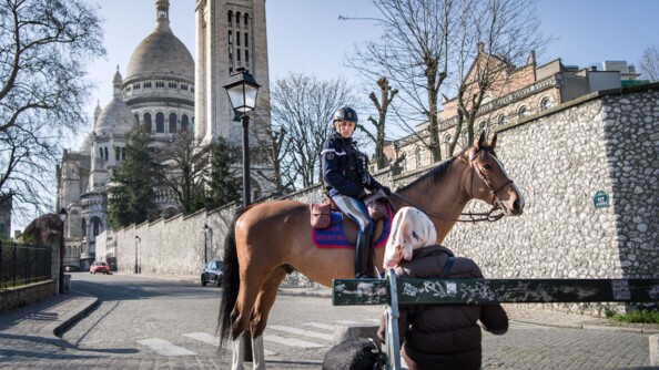 Cavaliers de la Garde Républicaine veillant au respect du confinement.