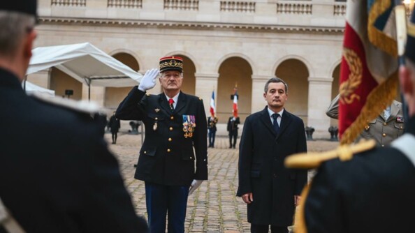 Passage de troupes en revue par le directeur général de la gendarmerie nationale, le général d'armée Christian Rodriguez, et le ministre de l'Intérieur et des Outre-mer, Gérald Darmanin, lors de la cérémonie du 16 février 2023 aux Invalides, à Paris.