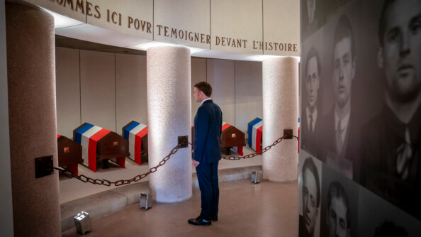 Le président dans la crypte mémoriel devant les tombes des compagnons de la libérations.