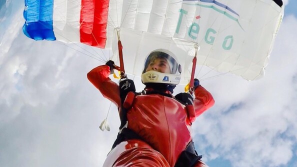 La sportive vu du dessous en parachute.