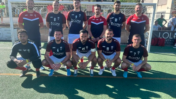 Les équipes de futsal réunies devant une cage de foot.