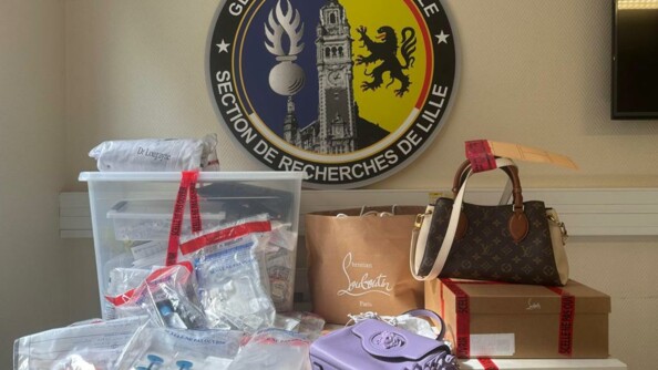 Une image de l'ensemble des objets des deux soeurs, saisis par les enquêteurs.