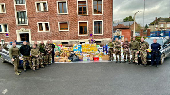 Les gendarmes de la Compagnie d'Avesnes-sur-Helpe pose de part et d'autre des produits saisis lors d'une opération judiciaire.