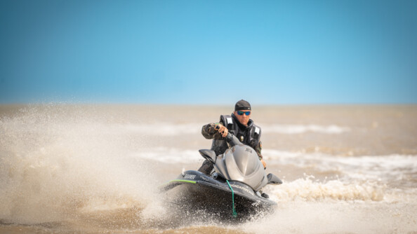Gendarme du PSIG circulant en jet-ski.