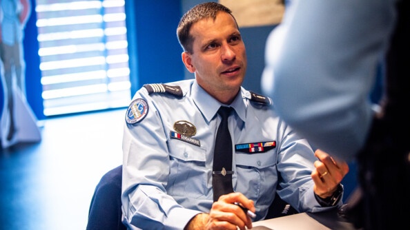 Le colonel R&eacute;my Nollet &eacute;change avec un sous lieutenant