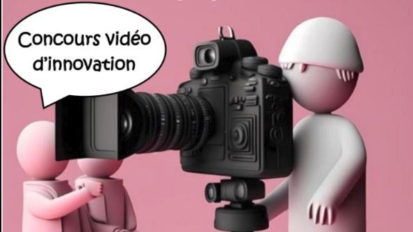 Sur un fond rose, un personnage rose se tient debout derrière l'objectif d'un grand appareil photo noir. Il est inscrit en haut de l'affiche, en lettres de couleur blanche, "Racontez votre projet en 80 secondes", puis dans une bulle en lettres de couleur noire "Concours vidéo d'innovation"