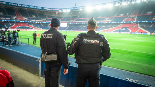 Policier fédéral allemand et gendarme français de l'Unité opérationnelle franco-allemande, en mission de sécurisation dans l'enceinte du Parc des Princes, le 14 février 2023, avant le match de Ligue des Champions entre le PSG et le Bayern Munich.