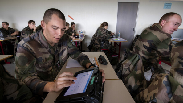 Fidèle aux fondamentaux qui bâtissent le socle de son dispositif de formation, comme la robustesse, la cohésion, le savoir-être, le contact... la gendarmerie réinvente sans cesse le métier de gendarme pour l’adapter aux enjeux d’une société en perpétuelle évolution. Elle modernise en permanence ses outils, ses méthodes et repense ses programmes afin de répondre au mieux aux besoins du terrain et ainsi remplir sa mission de service à la population. Ce dossier aborde les différents enjeux de la formation et les grandes orientations prises par la gendarmerie pour en faire un outil de performance, tant individuelle que collective, contribuant à la réussite de ses projets stratégiques.