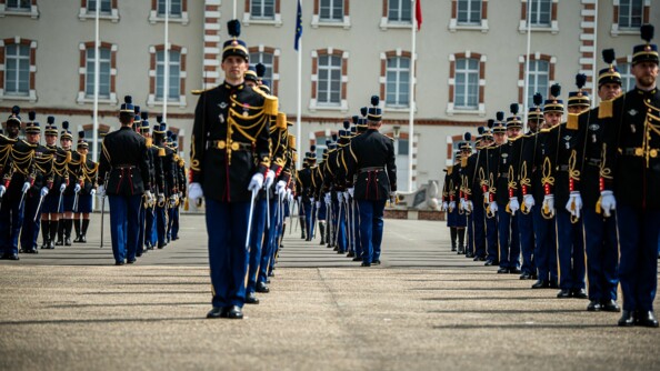 Les officiers élèves en rangs sur la place d'armes