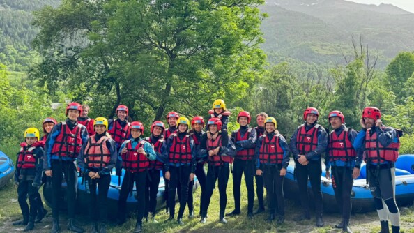 Les participants à cette nouvelle édition de Rêves de Cimes posent en tenue de rafting devant les bateaux.
