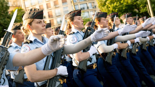Les 1er et 2ème régiment d'infanterie de la Garde républicaine au pas sur l'avenue Foch, vue de côté et vue rapprochée sur quelques gendarmes féminins équipés de famas