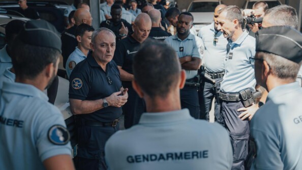 Le DGGN &eacute;change avec des gendarmes.