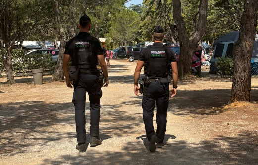 Deux gendarmes mobiles r&eacute;alisent une patrouille dans un camping pour &eacute;viter toute atteinte aux biens