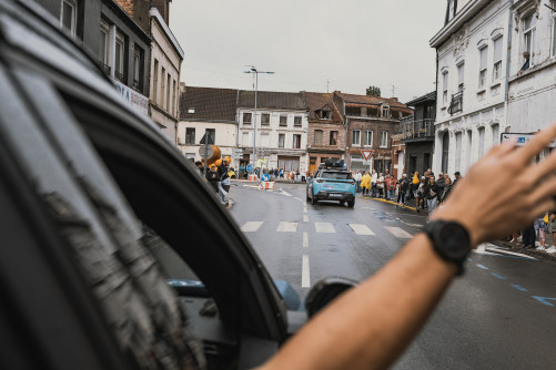 Gendarme de la caravane saluant la foule.