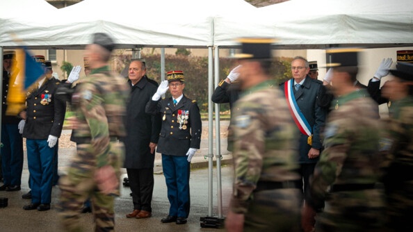Un g&eacute;n&eacute;ral de gendarmerie effectue le salut militaire au passage de militaires en tenue kakie d&eacute;filant devant lui