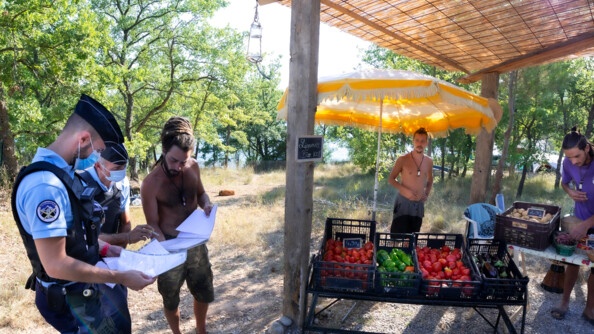 Contrôle des autorisations auprès d'un agriculteur qui vend ses produits près du lac.