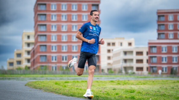 Mehdi Frère court en souriant