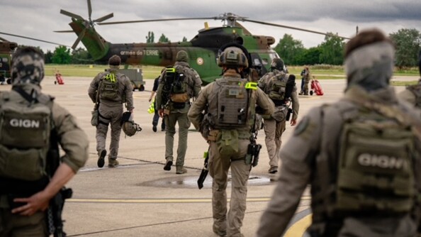 Militaires du GIGN s'apprêtant à embarquer dans un hélicoptère de l'Armée de Terre.