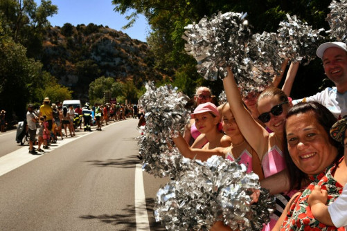 Public en liesse le long d'une route à l'occasion de l'étape n°16 du tour de France 2025. le temps est clair et ensoleillé