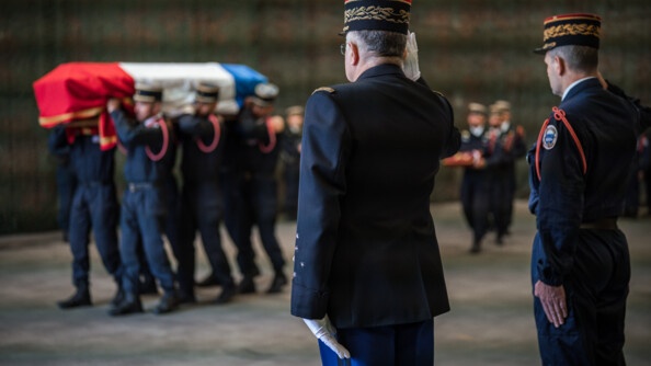 Le g&eacute;n&eacute;ral d'arm&eacute;e Christian Rodriguez, directeur g&eacute;n&eacute;ral de la gendarmerie nationale, et le g&eacute;n&eacute;ral de division Ghislain R&eacute;ty, commandant le GIGN, de dos, devant le cercueil du major Arnaud Blanc, &agrave; son arriv&eacute;e &agrave; l'a&eacute;roport de V&eacute;lizy-Villacoublay, en provenance de Guyane.