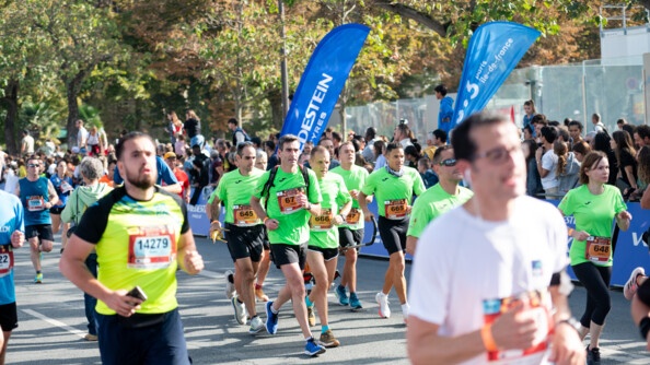 Tout un peloton en t-shirt vert fluo arrive à la fin des 20km de Paris
