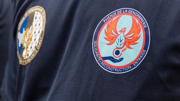 Rondache des Phénix de la gendarmerie et de la Région de gendarmerie Bretagne (en flou).