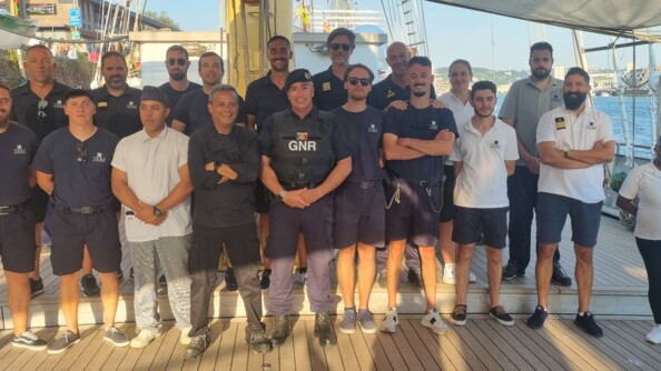 Photo de groupe, au centre le policier portugais et autour l'&eacute;quipage du navire portugais Santa Maria Manuela