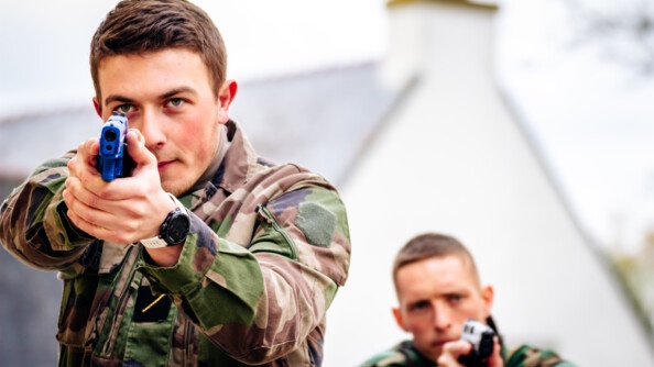élèves-gendarmes mis en situation de progression avec arme pendant leur instruction