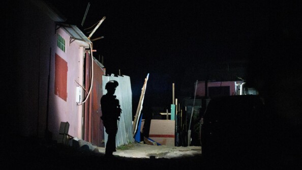De nuit, dans la p&eacute;nombre, on voit l'ombre d'un gendarme portant un casque. On distingue aussi &agrave; gauche de l'image, ce qui fut une maison avec des bouts de t&ocirc;les.