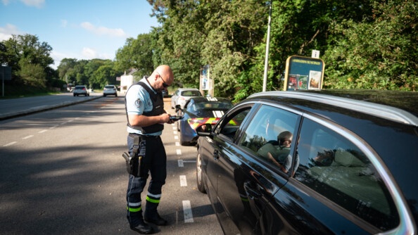 Contrôle d'un automobiliste par un gendarme de l'équipe rapide d'intervention (ERI) de Brech. Devant le véhicule, l'Alpinne 110 de la gendarmerie.