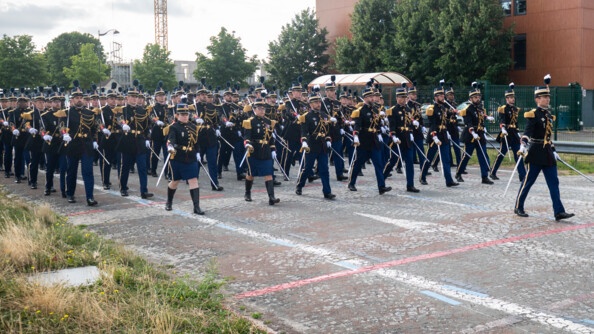 Les élèves-officiers de l'EOGN défilent à Nexter