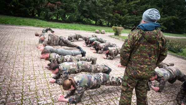 En extérieur, les stagiaires réalisent différents actes sportifs tels que des pompes ou du gainage. Le tout devant le regard de leur formateur.