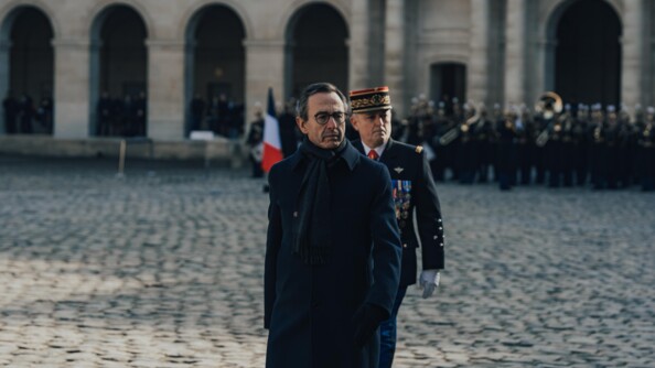 Le ministre de l'intérieur suivi du directeur général de la gendarmerie nationale dans la cour pavée des invalides