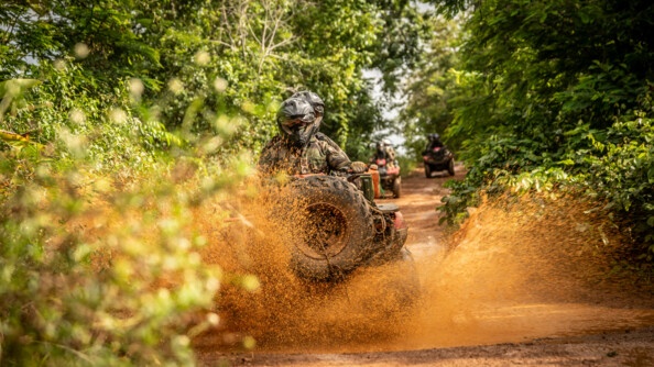 Gendarmes de retour de mission passant dans une mare de boue en quad.