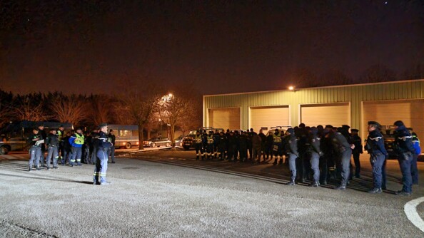 Une cinquantaine de gendarmes en ordre dans une cour pour un briefing