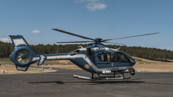 Un h&eacute;licopt&egrave;re bleu de la gendarmerie d&eacute;colle du tarmac