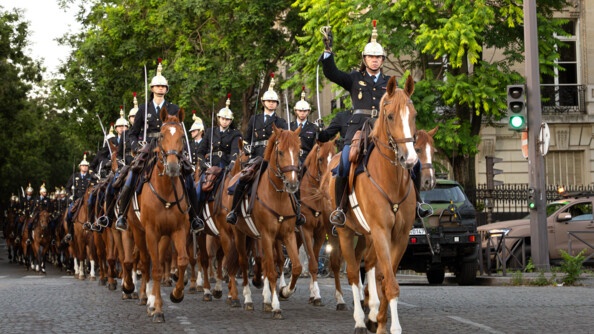 Les cavaliers du 2e peloton du 1er escadron du Régiment de cavalerie de la Garde républicaine, avec le major Philippe, commandant le peloton, qui effectuera son dernier défilé du 14 juillet
